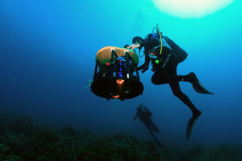  Underwater deployment of the hyperspectral prototype camera in Monaco (July 2018; © Francour P.) 