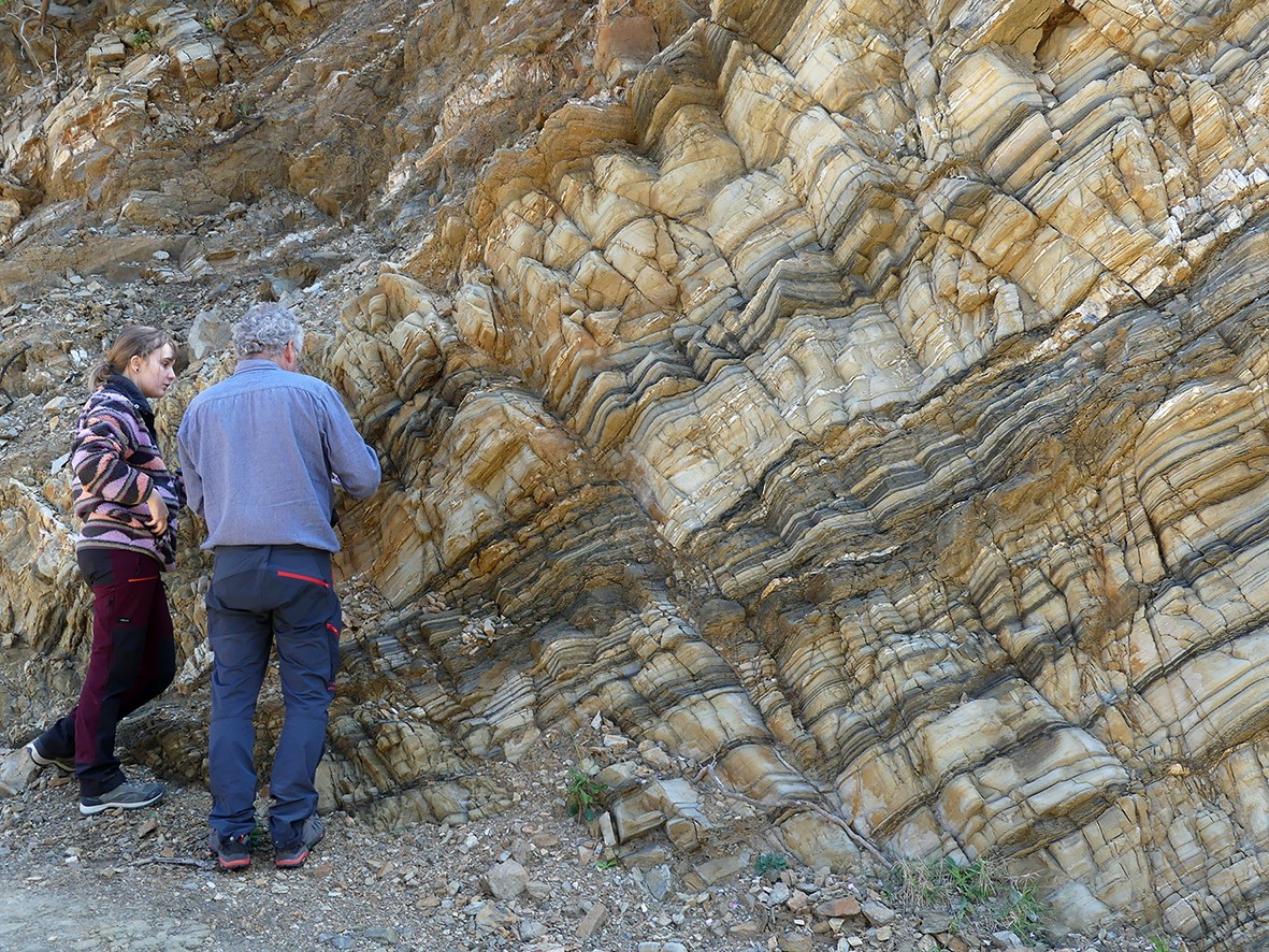 2)	A meticulous examination of the high-pressure/low-temperature metasediments dissected by late faulting.