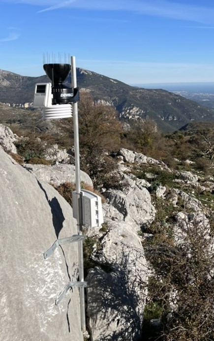 Picture of the Davis Vantage Pro2 autonomous multi-parameter weather station to be installed on the “test site” where the observatory will be developed at the University of Yaoundé 1.