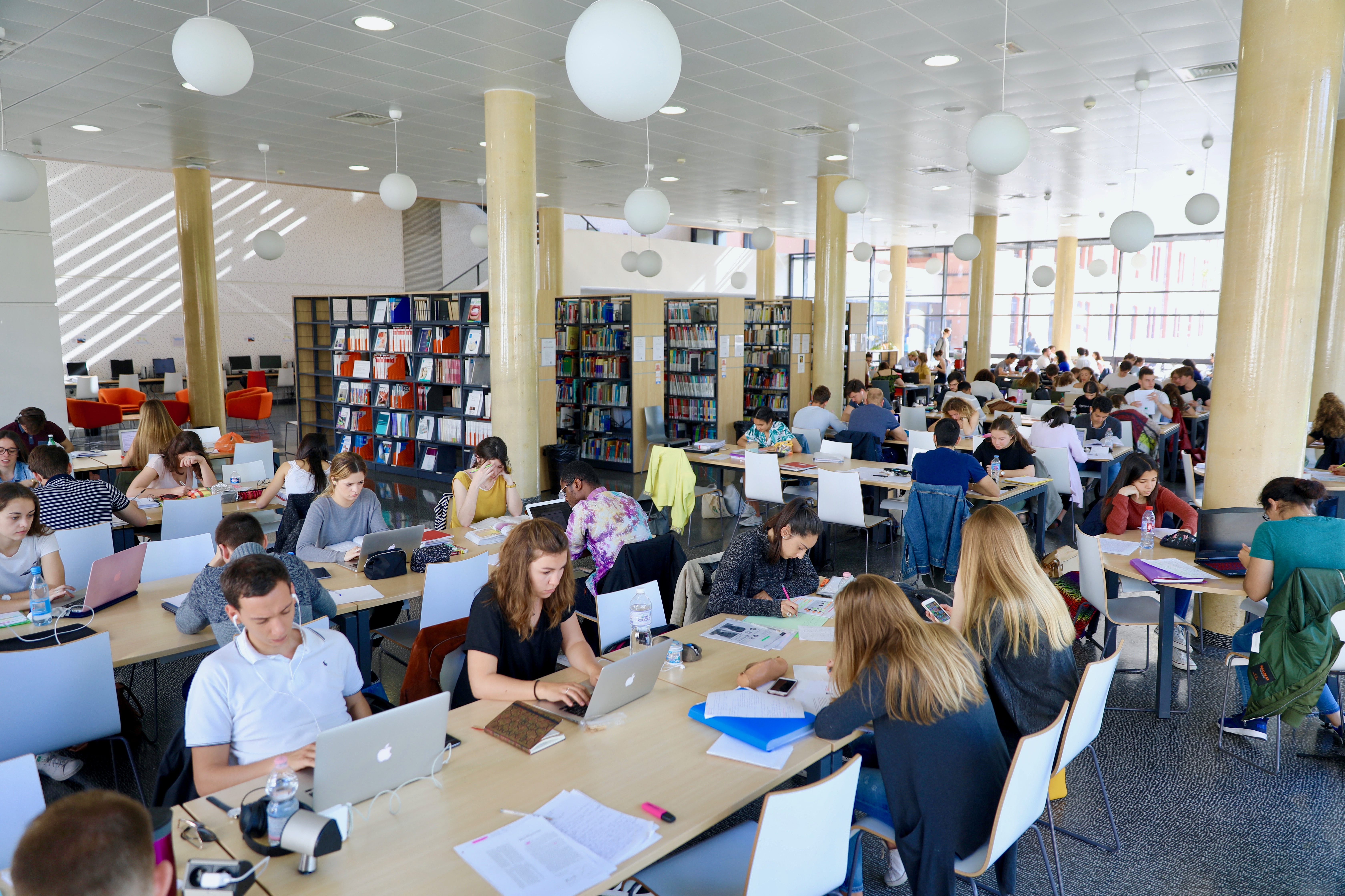 Etudiants travaillant à la BU Saint-Jean d'Angély