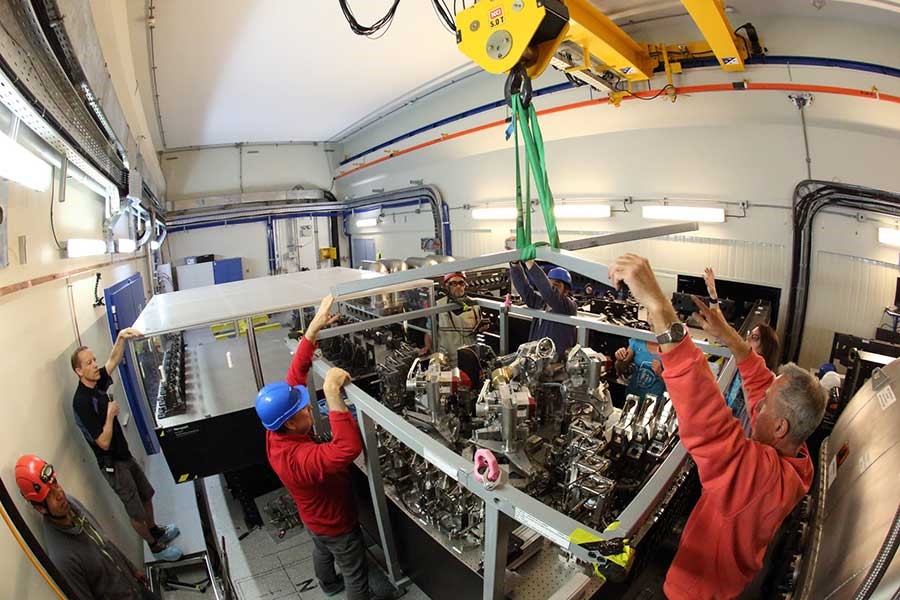 Installation in November 2017 of one the MATISSE elements in the VLTI instrument of the Paranal Observatory (Chilean Andes, 2635 meters elevation) 